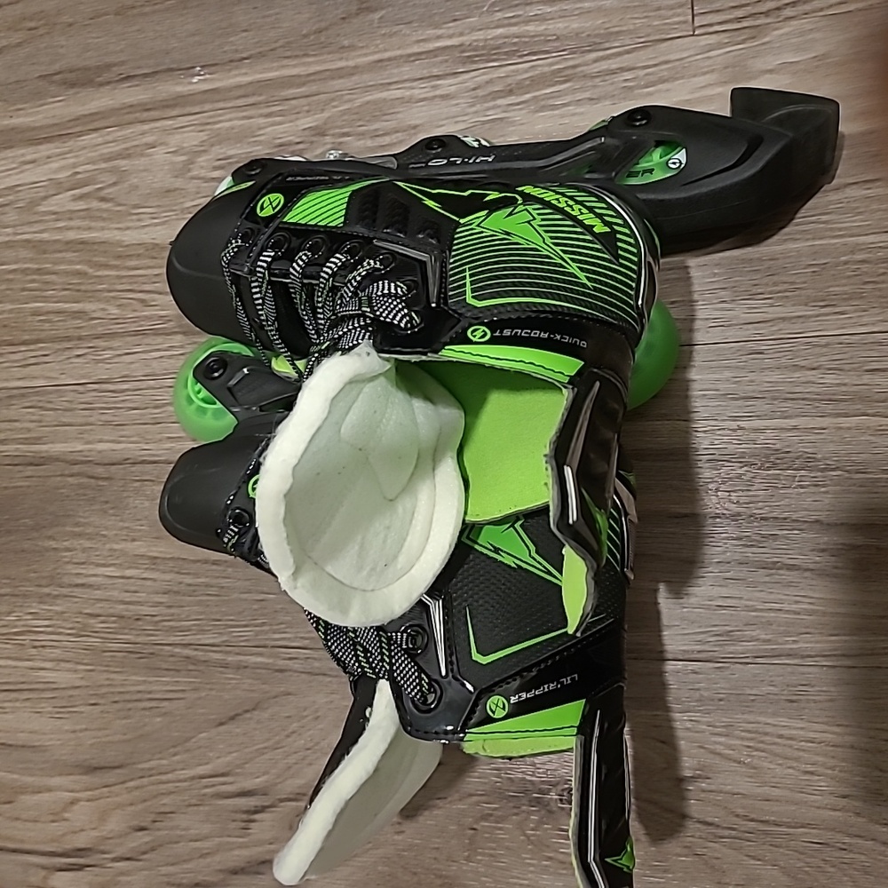 Adjustable rollerblade